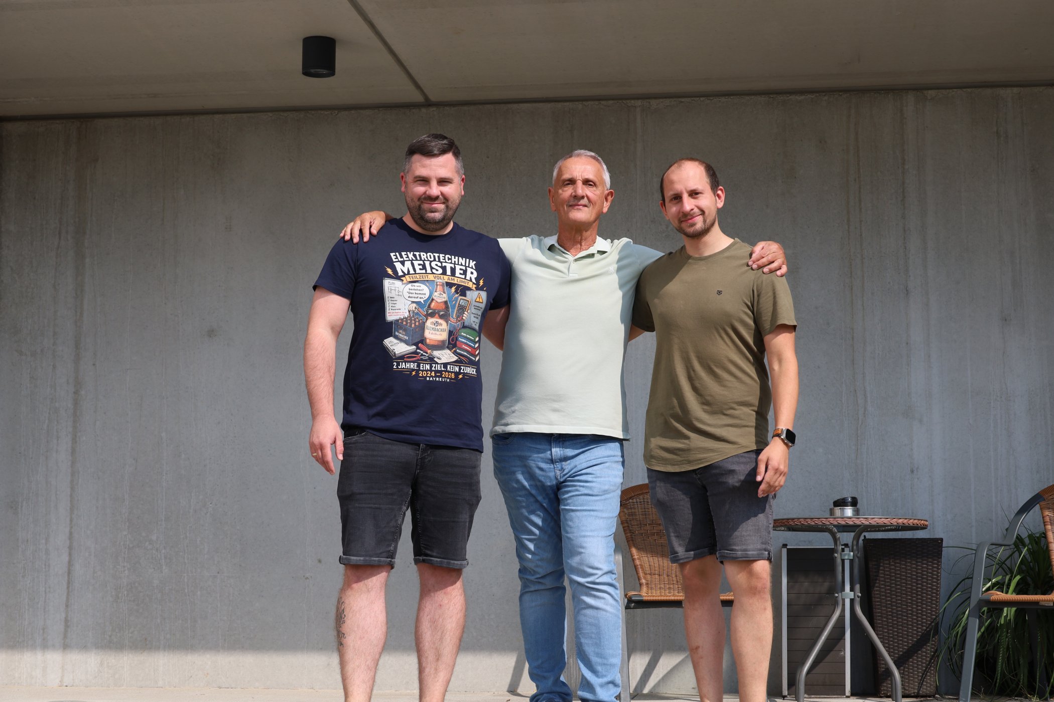 Zwei Kollegen feiern ihren erfolgreichen Meisterabschluss